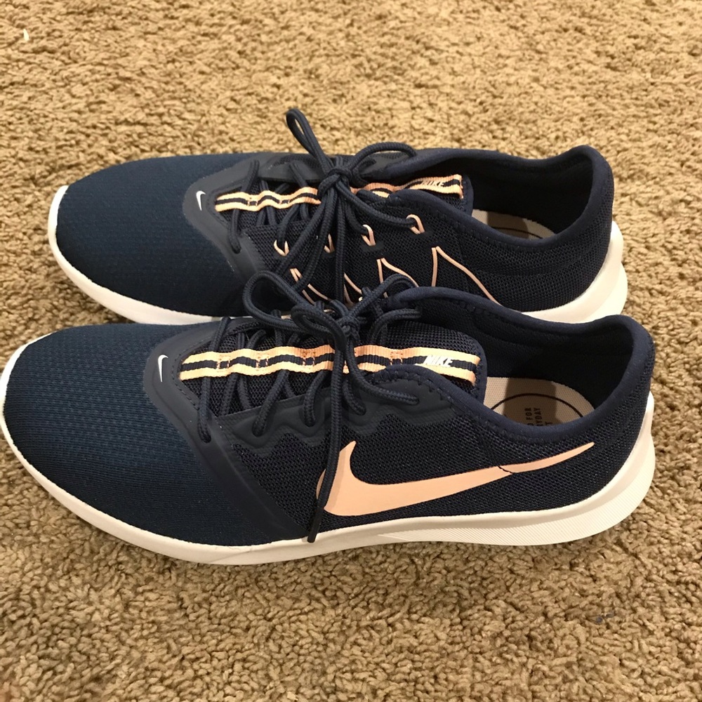 Women’s Nike sneakers size 8